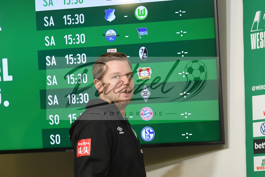 20200212_PKBREM_0001 | Fussball, Herren: Trainer Florian Kohfeldt (SV Werder Bremen) schaut waehrend der Pressekonferenz des SV Werder Bremen auf dem wohninvest Weserstadion am 12.02.2020 in Bremen, Deutschland. - Realisiert mit Pictrs.com
