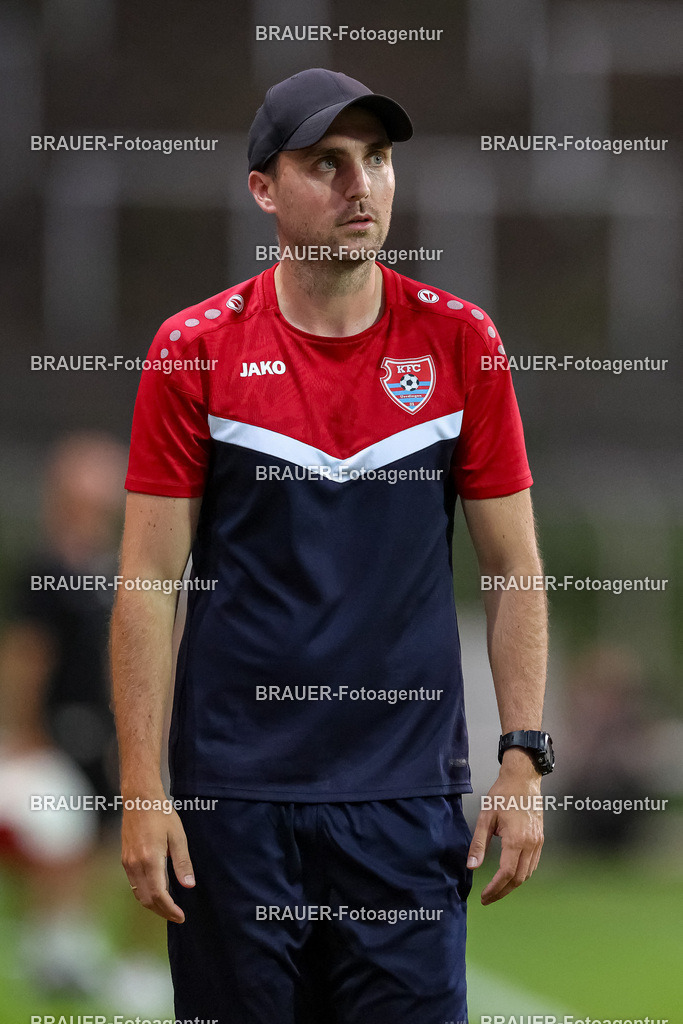 SB_KFCBAU_20250815_4924.JPG -  - KFC Uerdingen - SF Baumberg - Oberliga Niederrhein | Krefeld, Deutschland, 15.08.25: Trainer Julian Stöhr (KFC Uerdingen) schaut während des Oberliga Niederrhein Spiels zwischen KFC Uerdingen - SF Baumberg in der Grotenburg Stadion am 15. August 2025 in Krefeld, Deutschland. (Foto von Stefan Brauer/Brauer-Fotoagentur)