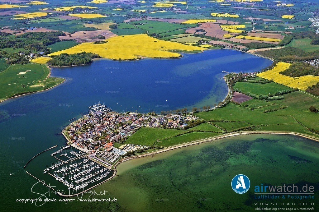 Luftbilder Ostseefjord Schlei, Maasholm, Port Olpenitz, Schleimünde | Maasholm Bundeswehr: Nach der Aufgabe der militärischen Anlage im Jahr 1989 übernahm die Gemeinde Maasholm das Gelände 1994 und baute es ab 1997 zu einem Naturerlebniszentrum (NEZ) um, das sich mit der Geschichte der Fischerei, Meeresbiologie und Naturschutz beschäftigt.