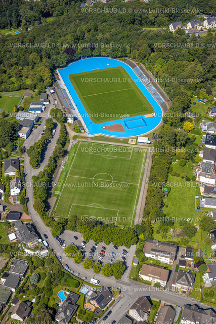 Ennepetal230801323 | Luftbild, Bremenstadion, blaue Spielfeldumrandung, Bremenplatz Berninghausen, Milspe, Ennepetal, Ruhrgebiet, Nordrhein-Westfalen, Deutschland