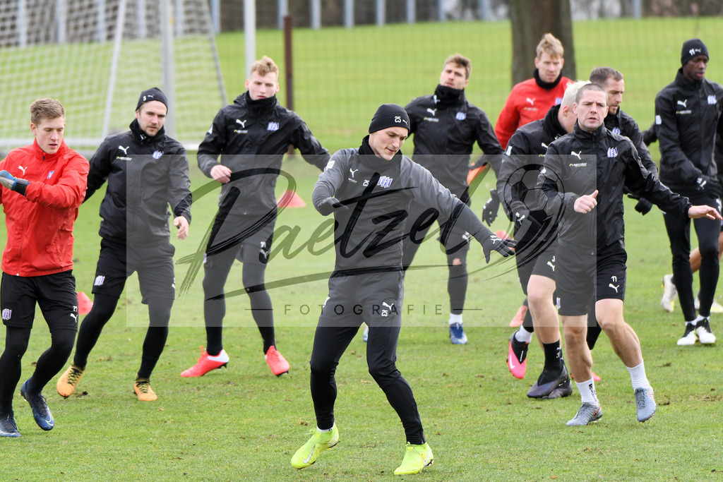 20200130_TRAOSN_0046 | Fußball, Herren: Sven Koehler (VfL Osnabrueck) waermt sich auf waehrend der Trainingseinheit des VfL Osnabrueck im Sportpark Illoshoehe am 30.01.2020 in Osnabrueck, Deutschland. - Realisiert mit Pictrs.com