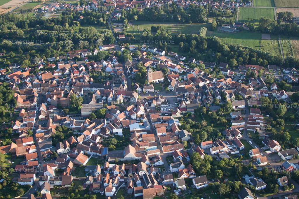 Luftbild: Ortsansicht der Straßen und Häuser der Wohngebiete im Ortsteil Billigheim in Billigheim-Ingenheim im Bundesland Rheinland-Pfalz in Deutschland. Foto: IMG_51104.jpg vom 22.07.2012 durch Werner Riehm/FLY-FOTO.de