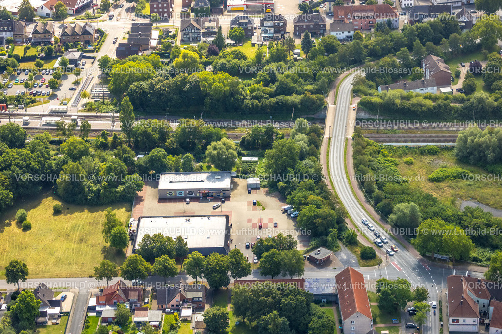 Hamm250700463Heessen | Luftbild, Penny Supermarkt und Getränke Oase, Im Landwehrwinkel, Straßenverkehr Dasbecker Weg mit Brücke über Bahngleise, Stadtbezirk Heessen, Hamm, Ruhrgebiet, Nordrhein-Westfalen, Deutschland
