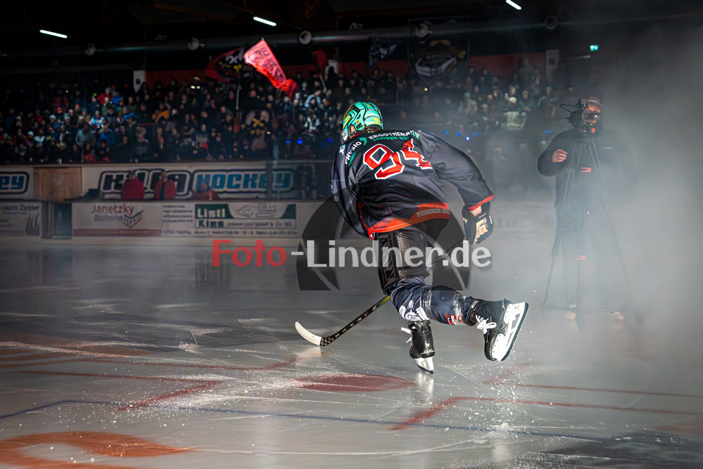 Peißenberg MINERS gegen ESC Kempten SHARKS | Eishockey Bayernliga 2025/26 Vorrunde 12. Spieltag, Peißenberg MINERS gegen ESC Kempten SHARKS, 20251121,Korbinian HOPPER (MINERS 94) beim Einlauf, Spielervorstellung, Eröffnung,2025-11-21 in Peißenberg (flatbuy Arena Peißenberg), Korbinian HOPPER (MINERS 94)Copyright: WolfgangxLindner www.foto-lindner.de