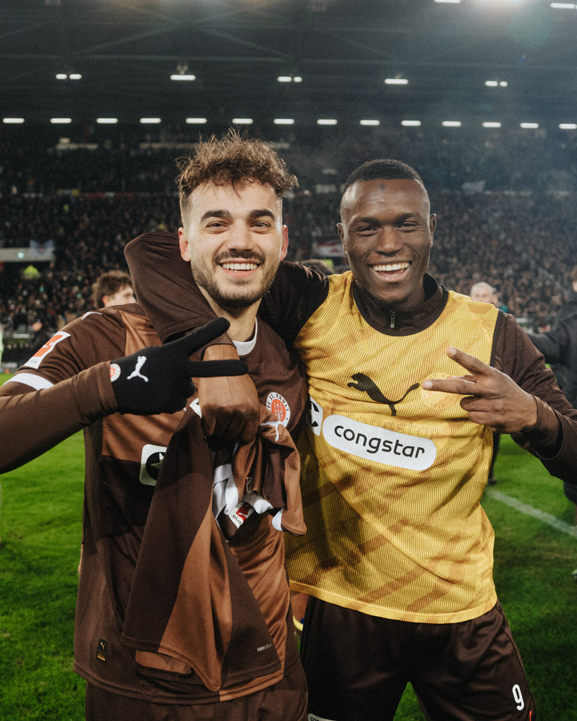 FCS03673 | Der offizielle Shop für FC St. Pauli Fotos. Wähle aus Spielszenen & Fanmomenten dein FCSP Wunschformat. Wir liefern Millerntor-Atmosphäre.