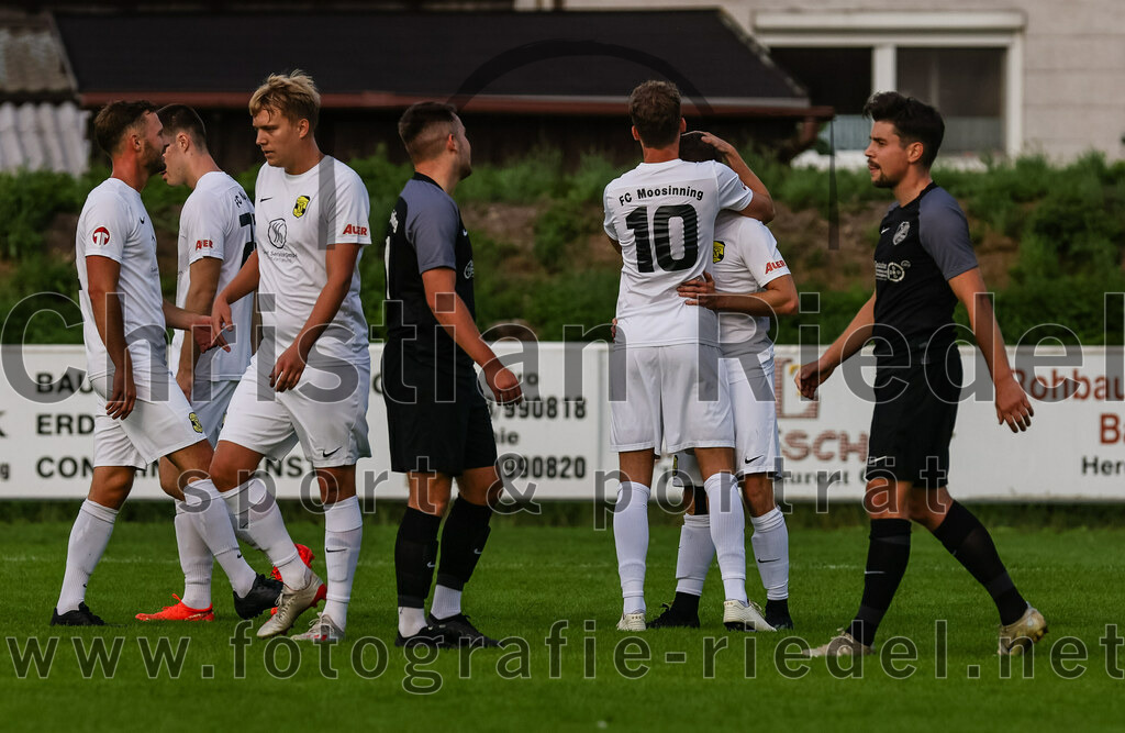 2023-08-08_053_FC_Moosinning_gegen_FC_Langengeisling | Moosinning, Deutschland, 08.08.2023:
Fußball, Bezirksliga Oberbayern Ost 2023 / 2024, 3. Spieltag, FC Moosinning gegen FC Langengeisling, Endergebnis: 0:4

Stefan Haas (FC Moosinning, #8), David Riederle (FC Langengeisling, #21), Florian Jakob (FC Moosinning, #10), Maximilian Lechner (FC Moosinning, #11), Maximilian Maier (FC Langengeisling, #10)

Foto: Christian Riedel / fotografie-riedel.net