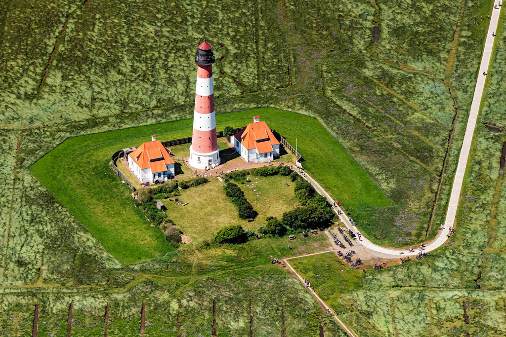 dr__0038923.jpg | WESTERHEVER 23.07.2019 Leuchtturm als historisches Seefahrtszeichen im Küstenbereich der Nordsee im Ortsteil Hauert in Westerhever im Bundesland Schleswig-Holstein. // Lighthouse as a historic seafaring character in the coastal area of North Sea in the district Hauert in Westerhever in the state Schleswig-Holstein. Foto: Daniel Reiter