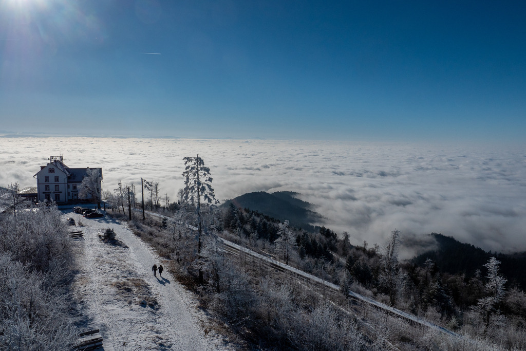 Über den Wolken | Auf einem Gipfel im Schwarzwald bei schönem, eisigem Wetter über den Wolken - Realisiert mit Pictrs.com