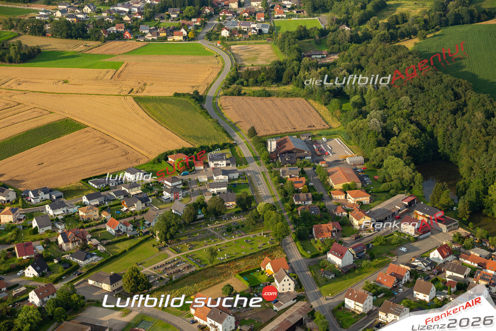 Das Luftbild zeigt :  Schwürbitz - Die Luftaufnahme wurde 2024 vom UL-Flugzeug aus erstellt ( keine Drohne ) - Hochauflösende Luftaufnahme - Für grossformatige Ausdrucke geeignet. Die Geschenkidee !Mit Lizenz und Bildrechte bestellbar