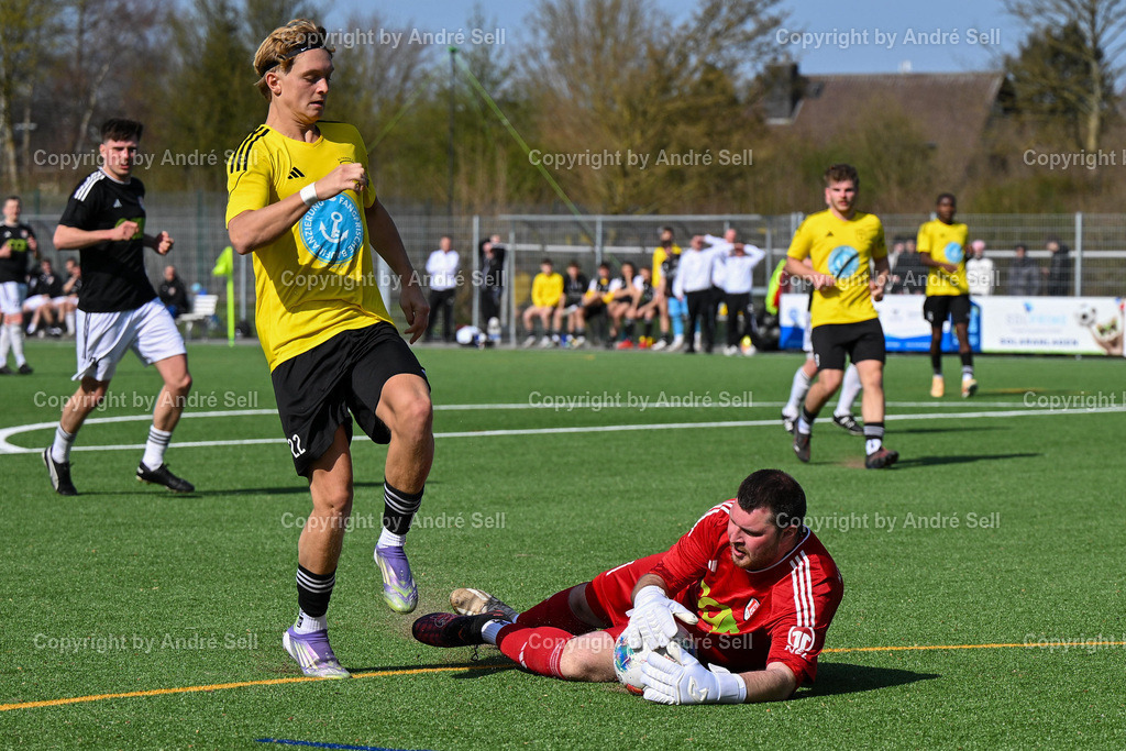 MTV Dänischenhagen (schwarz) vs TSV Altenholz (gelb) | Finn Joachim (Dänischenhagen #1) klärt vor Felix Biedermann (TSVA #22) / Fußball-Verbandsliga Ost Männer 2025/2026 / MTV Dänischenhagen (schwarz) vs TSV Altenholz (gelb) / Platz C - Kunstrasenplatz / Dänischenhagen / 11.04.26 - Realisiert mit Pictrs.com