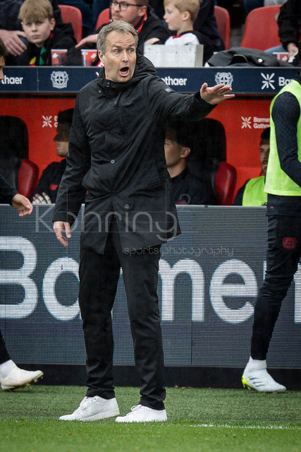 German Bundesliga, Bayer 04 Leverkusen vs. VfL Wolfsburg, 04.04.2026 | LEVERKUSEN, GERMANY - APRIL 4, 2026 :  Kasper Hjulmand (Head Coach Bayer 04 Leverkusen) gestures  during the German Bundesliga match on gameday 28 between Bayer 04 Leverkusen vs. VfL Wolfsburg at BayArena on April 4, 2026 in Leverkusen, Germany. DFL REGULATIONS PROHIBIT ANY USE OF PHOTOGRAPHS AS IMAGE SEQUENCES AND/OR QUASI-VIDEO.