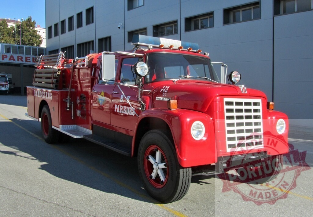 International Harvester classic fire engine in Paredes, Portugal | Red fire truck from Paredes volunteer firefighters parked outside a building - Realisiert mit Pictrs.com