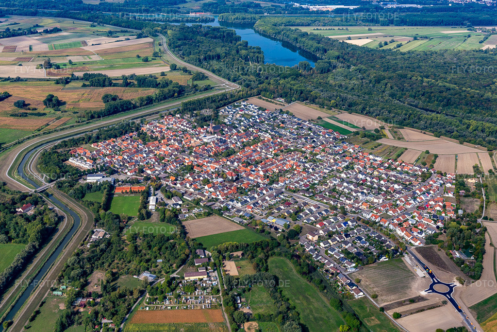 Luftbild: Ortsansicht am Rande von landwirtschaftlichen Feldern und Nutzflächen in Rußheim im Ortsteil Rußheim in Dettenheim im Bundesland Baden-Württemberg in Deutschland. Foto: IMG_122838.jpg vom 11.09.2020 durch Werner Riehm/FLY-FOTO.de