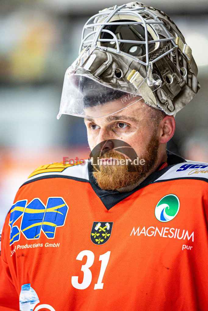 TSV Peißenberg MINERS gegen EHC Königsbrunn PINGUINE | Eishockey Bayernliga Herren Playoffs Viertelfinale 2024/25 - Spiel 6 von 7, TSV Peißenberg MINERS gegen EHC Königsbrunn PINGUINE, 20250221,Korbinian SERTL (MINERS Goali 31) Portrait, Hochformat, Freisteller, konzentriert,2025-02-21 in Peißenberg (Eisstadion Peißenberg)Korbinian SERTL (MINERS Goali 31)Copyright: WolfgangxLindner foto-lindner.de