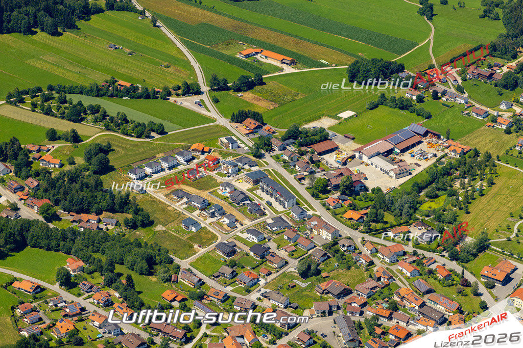 Aktuelles Luftbild von  Bischofsmais - Die Luftaufnahme wurde 2022 mittels UL-Flugzeug erstellt ( keine Drohne ) - hochauflösende Kamera-Systeme von  Canon -Beste Qualität - Für grossformatige Ausdrucke geeignet. Die Geschenkidee !