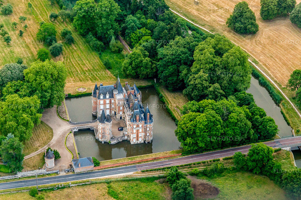Vue aérienne: Bâtiments et installations du parc du château à douves Château de Combreux à Combreux dans le département Loiret, France. Photo: IMG_101287.jpg prise le 25/06/2017 par Werner Riehm/FLY-FOTO.eu – Résolution de l'original: 5059 x 3372 px