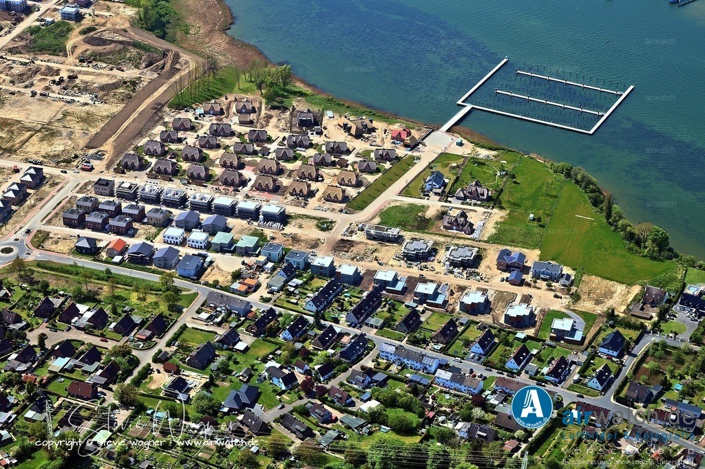 Luftbild Kappeln an der Schlei - Heute ist Ellenberg ein moderner Stadtteil mit Neubaugebieten | Heute ist Ellenberg ein moderner Stadtteil mit Neubaugebieten wie den Schlei-Terrassen, die auf dem Gelände der ehemaligen Marinewaffenschule entstanden sind. Diese Schlei-Terrassen umfassen mehr als 600 Wohnungen und Häuser, darunter freistehende Einfamilienhäuser, Zweifamilienhäuser und Reihenhäuser, wobei einige Häuser mit Reetdächern ausgestattet sind. Die Schlei-Terrassen werden über ein Fernheizkraftwerk mit Holzschnipseln betrieben. Für die Anwohner ist eine eigene Marina mit 73 Liegeplätzen geplant.