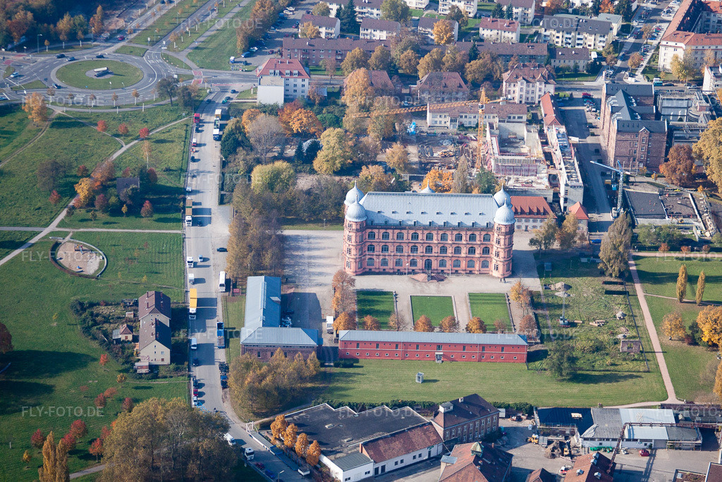 Luftbild: Schloss Gottesaue (Musikhochschule) im Ortsteil Oststadt in Karlsruhe im Bundesland Baden-Württemberg in Deutschland. Foto: IMG_35084.jpg vom 31.10.2010 durch Werner Riehm/FLY-FOTO.de