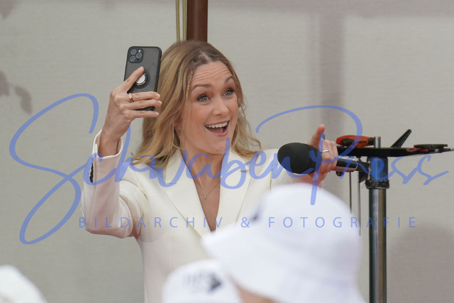 060823Ho2902 | Linda Hesse mit Handy macht Selfie - Immer wieder sonntags


Die 10. Staffel der beliebten Sonntags Fernseh Show war von viel Regen begleitet. Ein Musikmix sorgte fuer Unterhaltung. 

Deutschland, Rust, Europapark Wasserwelt Rulantika, 06.08.2023