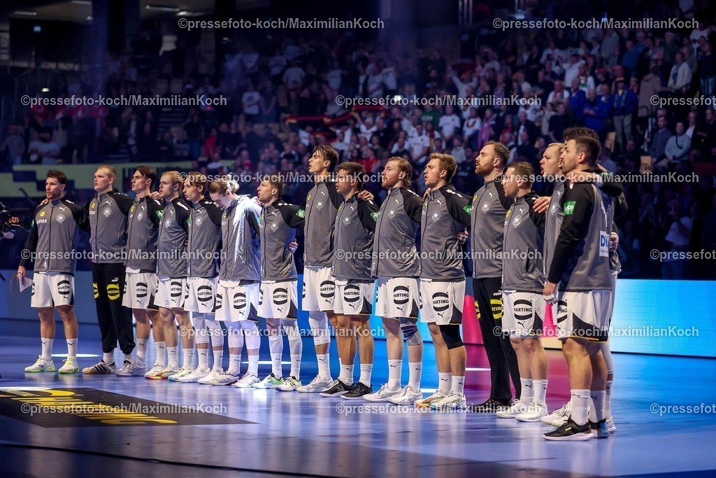 EHF15012602016 | 15.01.2026, Handball, Men's EHF EURO 2026, Deutschland - Östereich, Jyske Bank Boxen in Herning, Dänemark, Preliminary Round: Die Deutsche Nationalmannschaft steht Arm in Arm bei der Nationalhymne zusammen