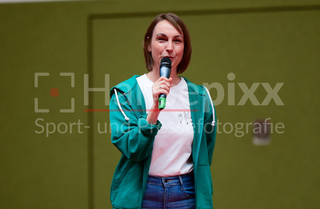 Handball, 2. Bundesliga Frauen, SV Werder Bremen - Kurpfalz Bären | Anne Kathrin Laufmann (Geschäftsführerin Sport &amp; Nachhaltigkeit, SV Werder Bremen) am Mikrofon, Portrait, Nahaufnahme, Einzelfoto, Einzelbild