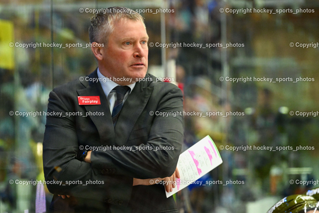 EC IDM Wärmepumpen VSV vs. HC Bozen 19.9.2023 | Headcoach HC Bozen SUNDBLAD NIKLAS, win2day icehockeyleague, EC IDM Wärmepumpen - HC Bozen  am 19.09.2023 in Villach (Stadhalle Villach), Austria, (Photo by Bernd Stefan)