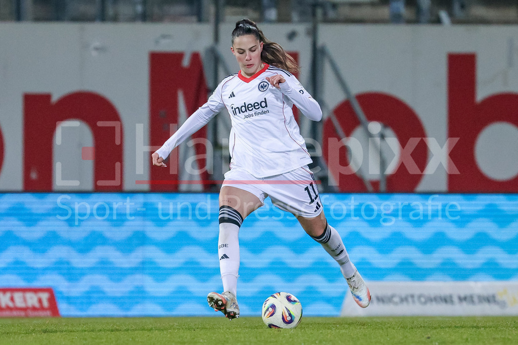 Fussball, 2. Frauen-Bundesliga, SV Meppen - Eintracht Frankfurt II | Mina Matijevic (Eintracht Frankfurt II, 11)am Ball, Freisteller, Einzelbild, Ganzkörper, Aktion, Action, Spielszene, DIE DFB-RICHTLINIEN UNTERSAGEN JEGLICHE NUTZUNG VON FOTOS ALS SEQUENZBILDER UND/ODER VIDEOÄHNLICHE FOTOSTRECKEN. DFB REGULATIONS PROHIBIT ANY USE OF PHOTOGRAPHS AS IMAGE SEQUENCES AND/OR QUASI-VIDEO.
