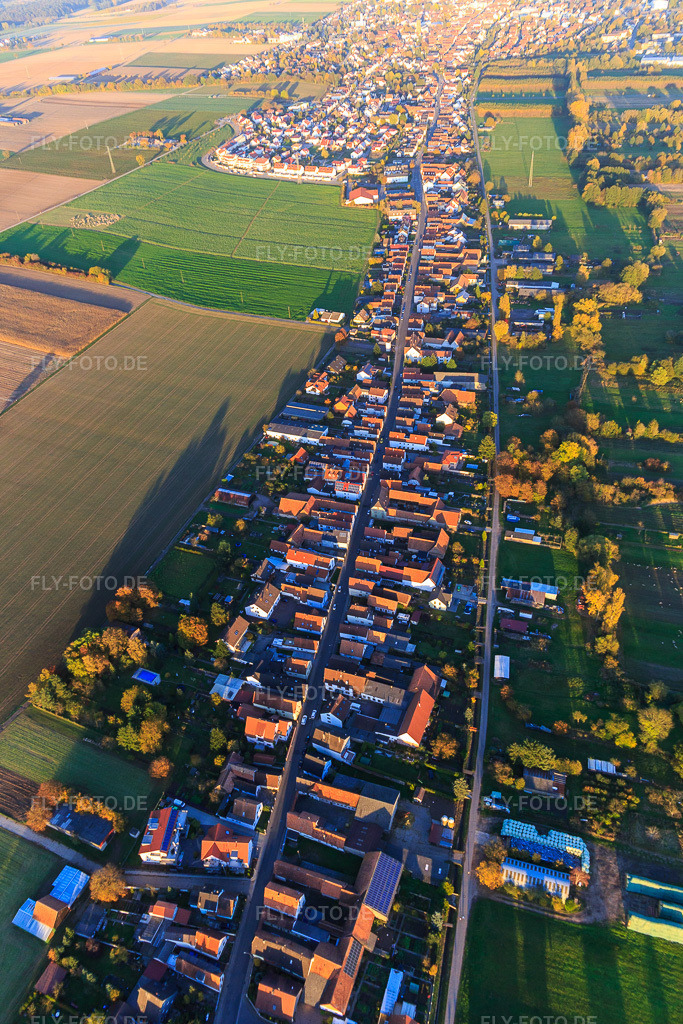 Luftbild: Saarstraße am Abend aus Westen in Kandel im Bundesland Rheinland-Pfalz in Deutschland. Foto: IMG_095827.jpg vom 30.10.2016 durch Werner Riehm/FLY-FOTO.de