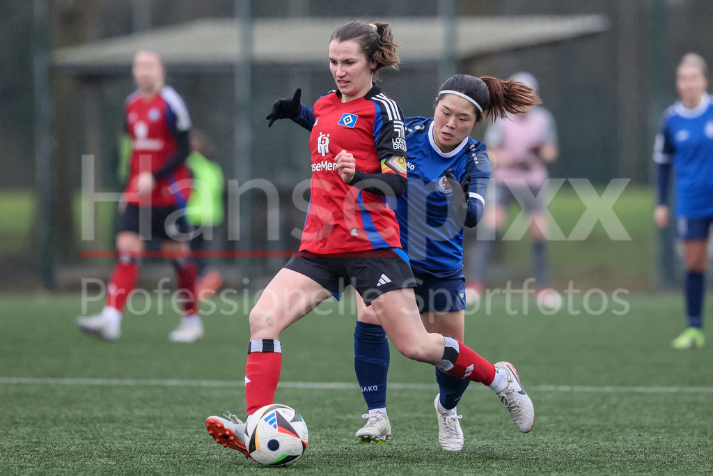 Fussball, Testspiel Frauen, Hamburger SV - 1. FFC Turbine Potsdam | v.li.: Pauline Machtens (Hamburger SV, 28) und Sara Ito (1. FFC Turbine Potsdam, 14) im Zweikampf, Duell, Dynamik, Aktion, Action, Spielszene