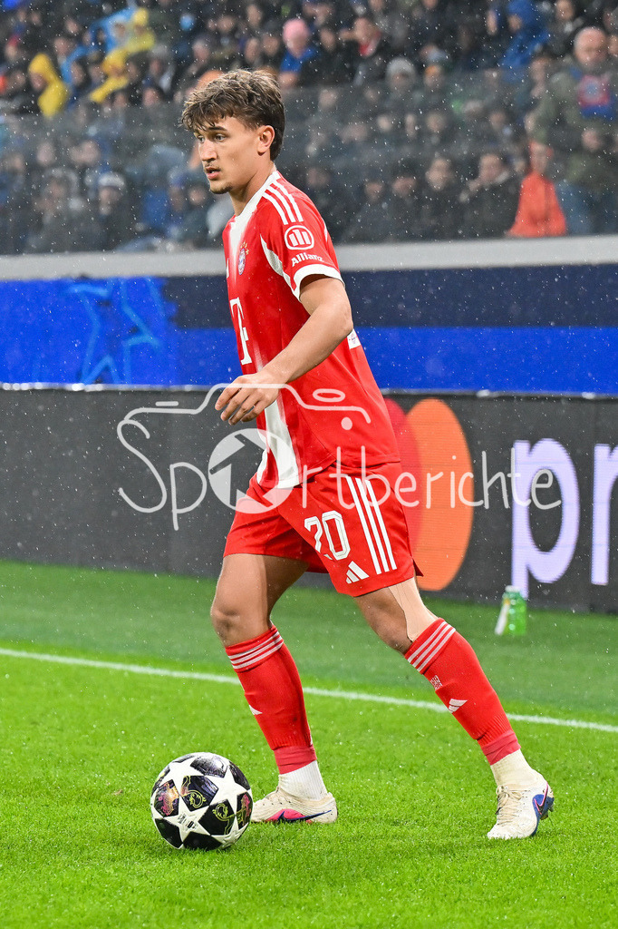 Atalanta Bergamo - FC Bayern München | BERGAMO, ITALY - 10. MARCH: with Ball TOM BISCHOF (FC Bayern Munich 20) during the UEFA Champions League match between Atalanta Bergamo vs. FC Bayern Munich on first leg of round of 16 at New Balance Arena