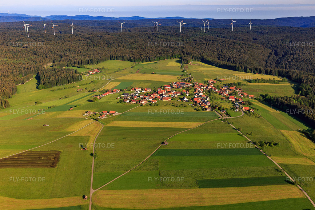 Luftbild: Dorfansicht vor dem Windpark Seewald der EEF von Südwesten im Ortsteil Fünfbronn in Simmersfeld im Bundesland Baden-Württemberg in Deutschland. – Foto: IMG_114356.jpg vom 30.05.2019 durch Werner Riehm/FLY-FOTO.de – Auflösung des Originals: 5472 x 3648 px – EEF übernimmt Windpark Seewald in Baden-Württemberg - Bauphase bereits gestartet