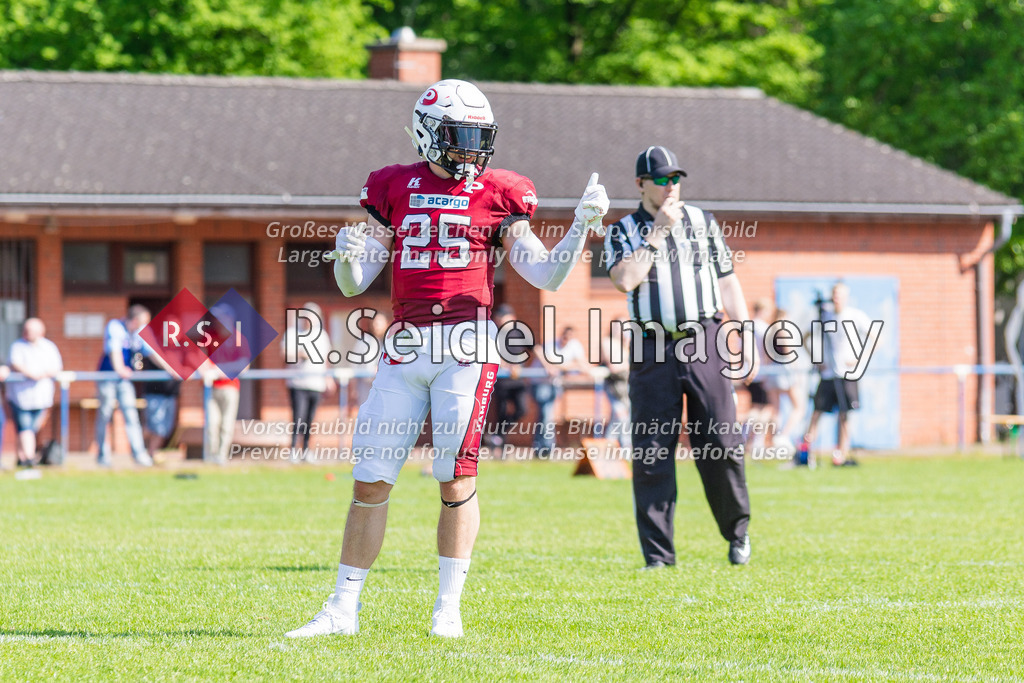 American Football, Saison 2023, Regionalliga Nord, Hamburg Blue Devils - Hamburg Pioneers, Dr.-Hermann-Schnell-Sportplatz (Hamburg), 13.05.2023, 1. Gameweek | Daniel Naumov (#25, Pioneers)