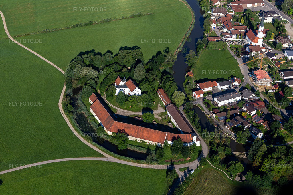 Luftbild: Schloss in Aham im Bundesland Bayern in Deutschland. Foto: IMG_132986.jpg vom 03.07.2022 durch Werner Riehm/FLY-FOTO.deWWW.AHAM.DE