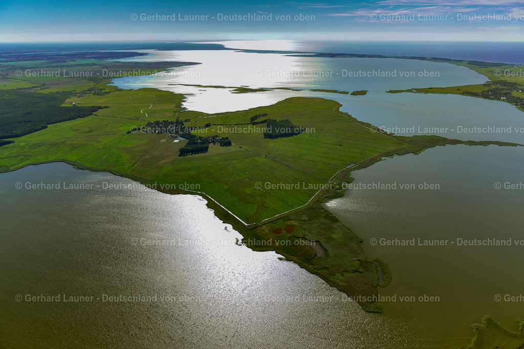 3638250 | Nationalpark Vorpommersche Boddenlandschaft,  MICHAELSDORF 25.08.2016 Halbinsel mit Landzugang und Uferbereich in Michaelsdorf an der Ostseeküste im Bundesland Mecklenburg-Vorpommern, Deutschland. // Peninsula with land access and shore area in Michaelsdorf at the baltic coast in the state Mecklenburg - Western Pomerania, Germany. Foto: Gerhard Launer