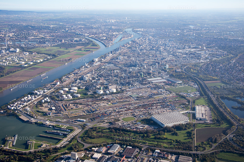 Luftbild: BASF von Norden im Ortsteil BASF in Ludwigshafen im Bundesland Rheinland-Pfalz in Deutschland. Foto: IMG_074881.jpg vom 18.10.2014 durch Werner Riehm/FLY-FOTO.de