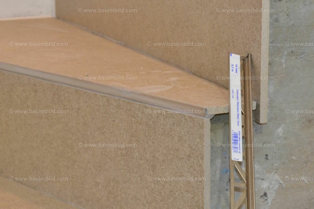 bib-lg21-fliesenlegerarbeiten-0042 | Nach LV-Leistungsgruppen sortierte Detailfotos über den Bau eines Hauses. Alle Hausbau-Bilder direkt vom Urheber und Autor der Website Haus-Selber-Bauen.com