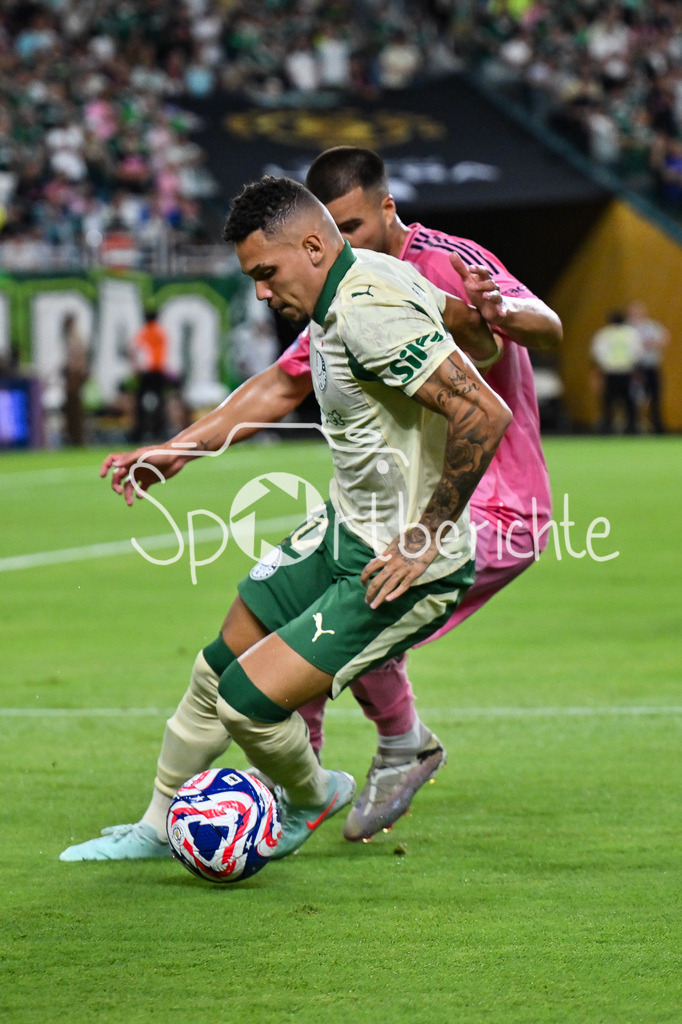 Inter Miami CF - Palmeiras Sao Paulo | im Duell PAULINHO (Palmeiras 10) und Marcelo WEIGANDT (Inter Miami 57) / Zweikampf / FIFA Club World Cup: Inter Miami CF - Palmeiras Sao Paulo, Hard Rock Stadium am 23.06.2025