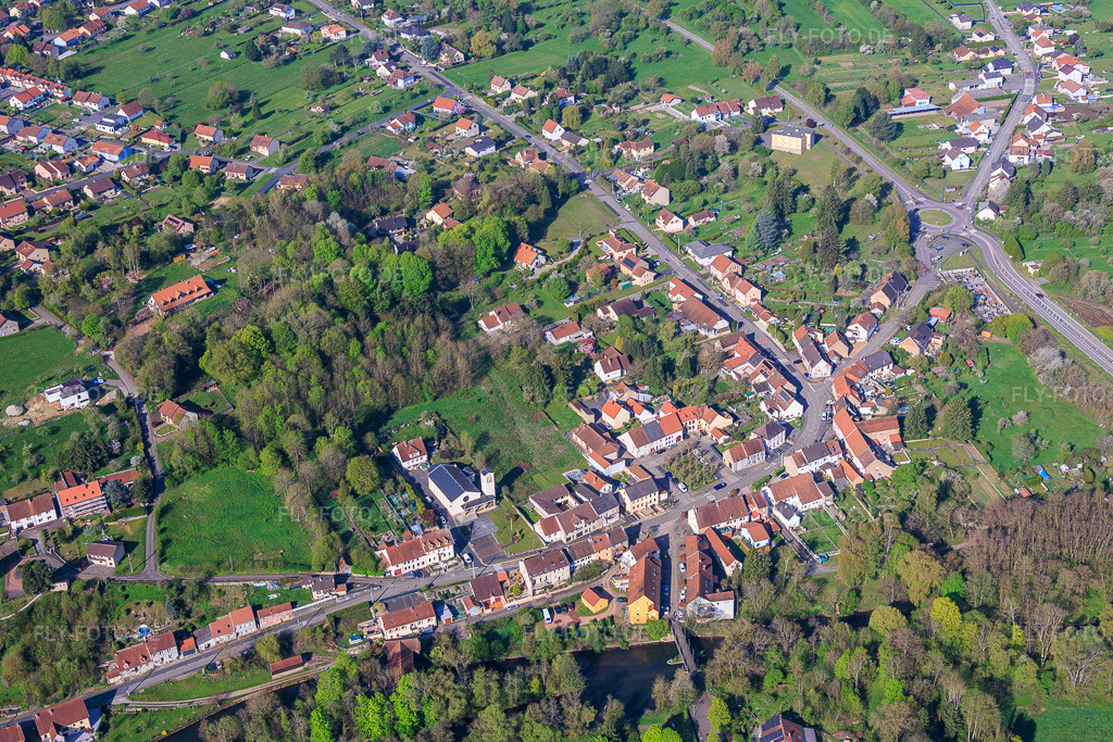 Luftbild: Europäische Freundschaftsbrücke über die Blies in Frauenberg im Bundesland Moselle in Frankreich.Foto: IMG_154939.jpg vom 18.04.2026 durch Werner Riehm/FLY-FOTO.deAuflösung des Originals: 5679 x 3786 px