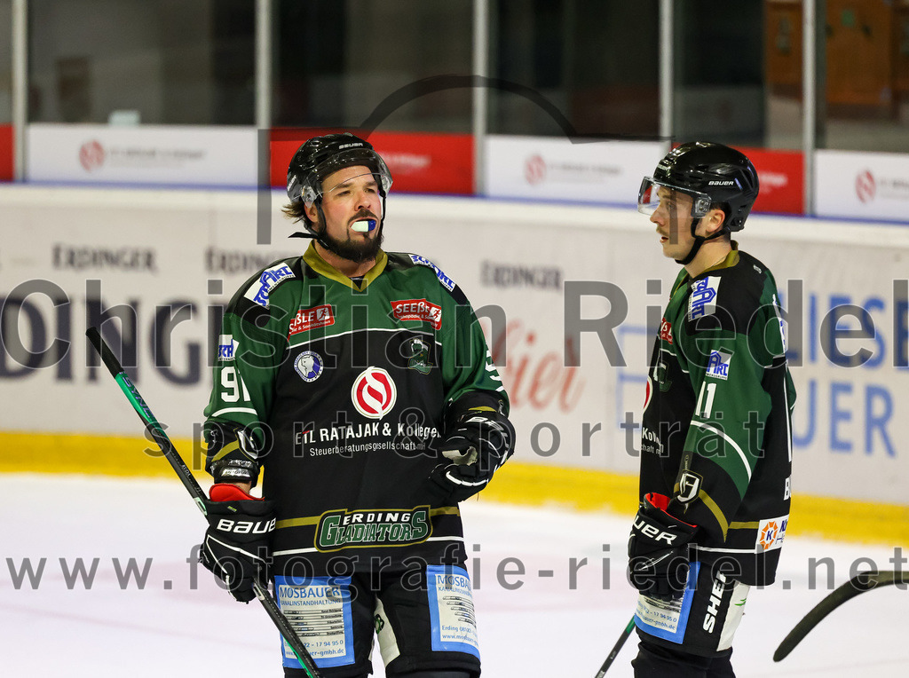 2022-10-30_096_TSV_Erding_gegen_ESC_Riverrats_Geretsried | Erding, Deutschland, 30.10.2022:
Eishockey, Bayernliga 2022 / 2023, 9. Spieltag, TSV Erding gegen ESC Riverrats Geretsried, Endergebnis: 3:5

Rudolf Lorenz (Erding Gladiators, #91), Sebastian Busch (Erding Gladiators, #11)

Foto: Christian Riedel / fotografie-riedel.net