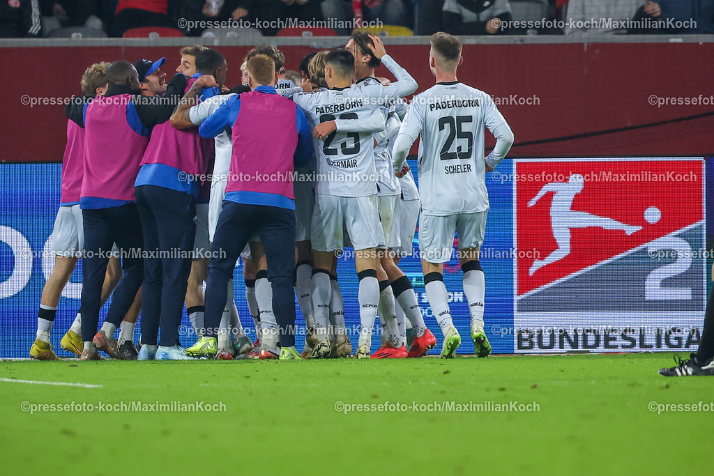 Due09112401048 | 09.11.2024, Fußball, Fortuna Düsseldorf - SC Paderborn 07, 2. Bundesliga, Merkur Spiel-Arena, Saison 2024 2025: Torjubel nach dem 1:0 für Paderborn nach EIgentor von Torwart Florian Kastenmeier (Fortuna Düsseldorf #33)DFB regulations prohibit any use of photographs as image sequences and or quasi-video.