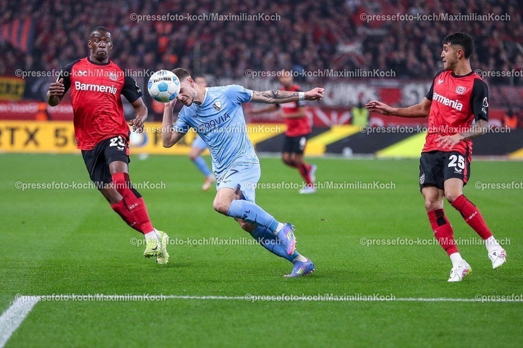 B0428032501011 | 28.03.2025, Fußball, Bayer 04 Leverkusen - VfL Bochum, 1. Fußball Bundesliga, 27. Spieltag, BayArena, Saison 2024 2025: Tom Krauß (VfL Bochum #17) im Zweikampf gegen Nordi Mukiele (Bayer04 Leverkusen #23) und Exequiel Palacios (Bayer04 Leverkusen #25) DFB regulations prohibit any use of photographs as image sequences and or quasi-video.