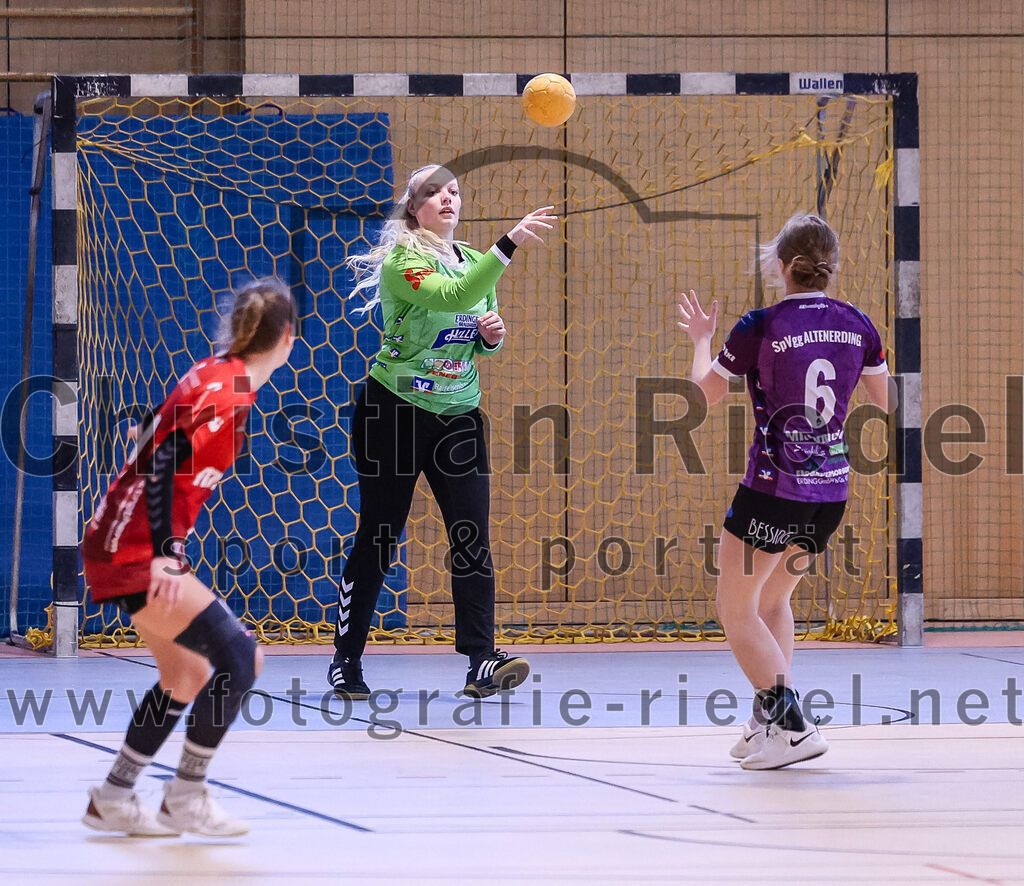 2025-02-22_023_SpVgg_Altenerding_gegen_TG_Landshut | Erding, Deutschland, 22.02.2025:Handball, Bezirksoberliga Frauen Altbayern 2024 / 2024, 15. Spieltag, SpVgg Altenerding gegen TG Landshut, Endergebnis: 25:22Torfrau Hanna Obermair (SpVgg Altenerding, #1), Marlene Mittermeier (SpVgg Altenerding, #6)Foto: Christian Riedel / fotografie-riedel.net