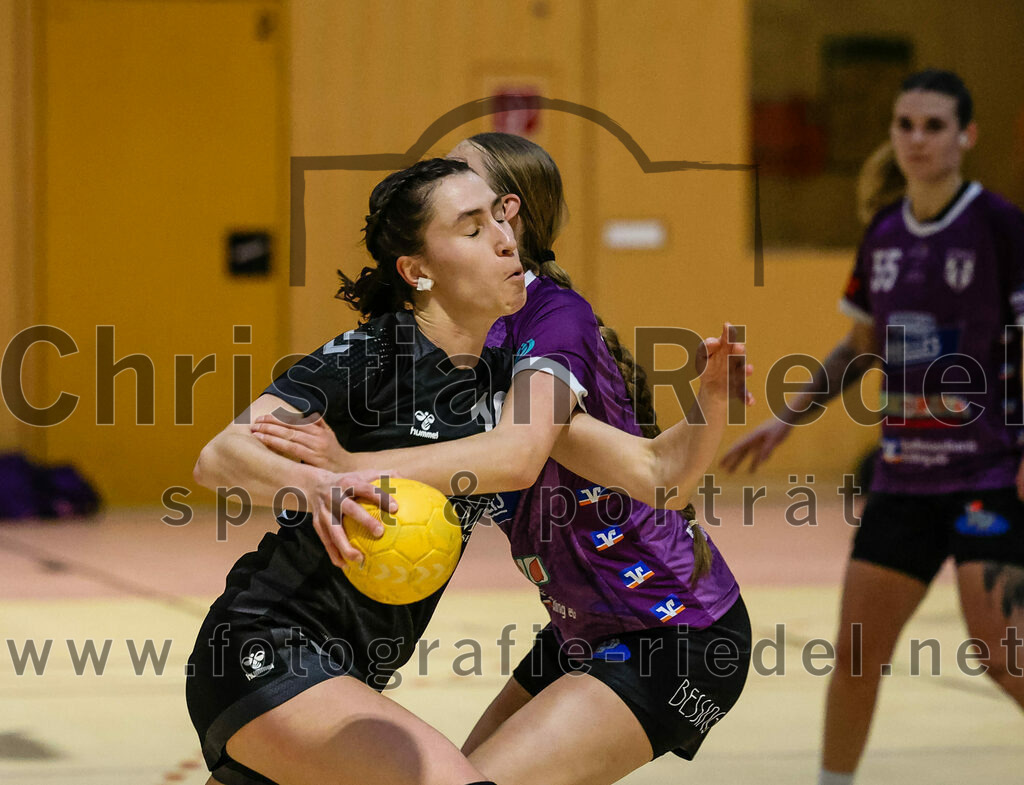 2024-02-10_068_SpVgg_Altenerding_gegen_SVA_Palzing | Erding, Deutschland, 10.02.2024:
Handball, Bezirksoberliga Frauen Altbayern 2023 / 2024, 14. Spieltag, SpVgg Altenerding gegen SVA Palzing, Endergebnis: 27:28

Veronika Wöhrl (SVA Palzing, #10), Greta Felbinger (SpVgg Altenerding, #4)

Foto: Christian Riedel / fotografie-riedel.net