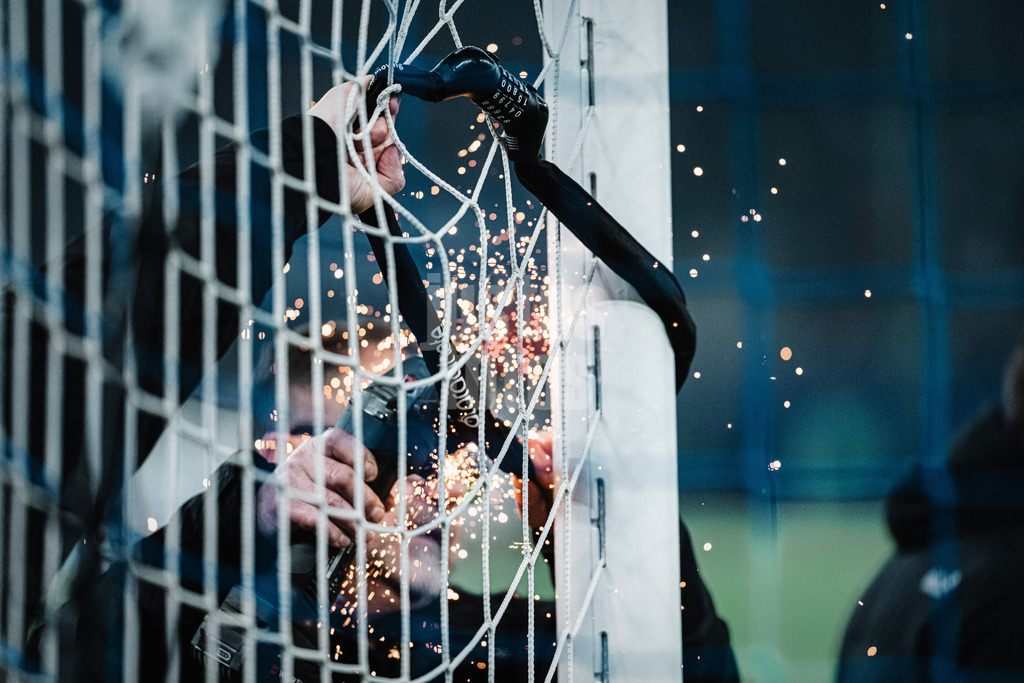 Fußball | Männer | Saison 2023/2024 | 2. Fußball-Bundesliga | 21. Spieltag | Hamburger SV vs. Hannover 96 | 09.02.2024 | HSV Fans sabotieren das Spiel aus Protest mit Schlössern im Tor, die Groundkeeper rücken mit der Flex an