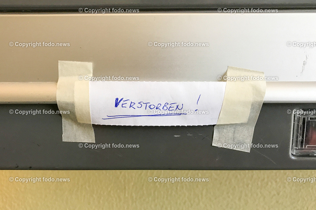 Corona_ 5 Jahre Covid Lockdown_ 15.03.2025-17 | 15.03.2025, Linz, AUT, Corona, 5 Jahre Covid Lockdown, im Bild Stadtansichten, Themenbild, verstorben, Hinweis, Schild, Briefkasten, Haus, Mehrparteinhaus