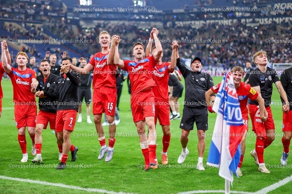 S0413092501174 | 13.09.2025, Fußball, FC Schalke 04 - Holstein Kiel, 5.Spieltag, 2. Fußball Bundesliga, Veltins-Arena Gelsenkirchen, Saison 2025 2026: Abschlussjubel nach dem 1:0 Sieg von Holstein Kiel - Die Mannschaft steht jubelnd auf dem Spielfeld und feiert den Erfolg. Kasper Davidsen (Holstein Kiel #15) Carl Johansson (Holstein Kiel #05) Marko Ivezic (Holstein Kiel #06) Magnus Knudsen (Holstein Kiel #24) DFB regulations prohibit any use of photographs as image sequences and or quasi-video.