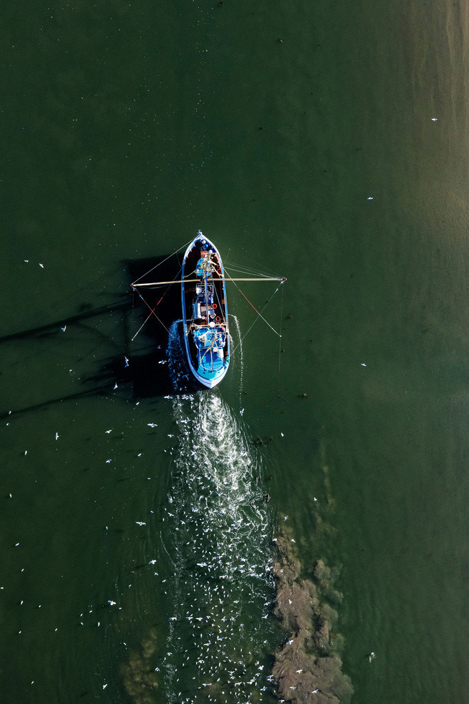 dr__0057256.jpg | NORDSTRAND 18.09.2020 Senkrecht- Luftbild aus der Satelliten- Perspektive vom Fischfang - Schiff in Fahrt auf der Nordsee in Nordstrand im Bundesland Schleswig-Holstein, Deutschland. // Vertical aerial view from the satellite perspective of the fishing - ship under way of North Sea in Nordstrand in the state Schleswig-Holstein, Germany. Foto: Daniel Reiter