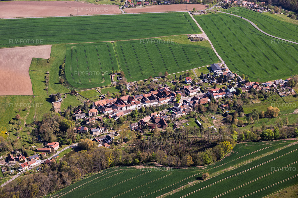 Luftbild: Ortsansicht von Süden im Ortsteil Gröben in Schlöben im Bundesland Thüringen in Deutschland. – Foto: IMG_155331.jpg vom 02.05.2026 durch Werner Riehm/FLY-FOTO.de – Auflösung des Originals: 6000 x 4000 px
