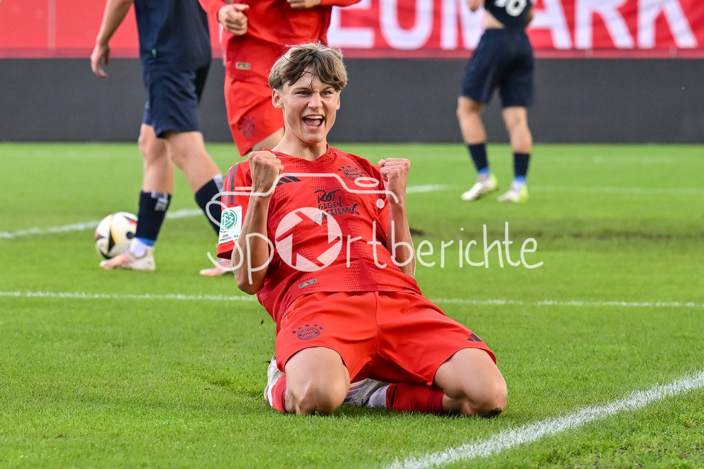 FC Bayern München U19 - SpVgg Unterhaching U19 | Jubel der Bayern nach dem Treffer zum 2-1 durch Magnus DALPIAZ (FC Bayern München U19 #2) / Freude / Happy / Tor / Torschuetze