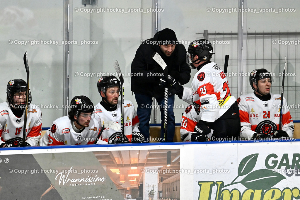 ESC SPARKASSE STEINDORF vs. EV ZELTWEG MURTAL LIONS | Spielerbank EV ZELTWEG MURTAL Headcoach EV ZELTWEG MURTAL LIONS Tadic Marko, ESC SPARKASSE STEINDORF vs. EV ZELTWEG MURTAL LIONS, ESC SPARKASSE STEINDORF vs. EV ZELTWEG MURTAL LIONS am 27.12.2025 in Steindorf (Ossiachersee Halle), Austria, (Photo by Bernd Stefan)